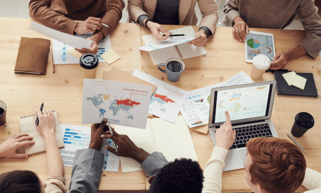 oficina reunida viendo soluciones tecnologicas para mejorar productividad